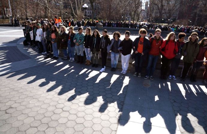 Estos estudiantes en Washington formaron un círculo alrededor de una fuente como parte de su protesta en contra de la violencia armada.