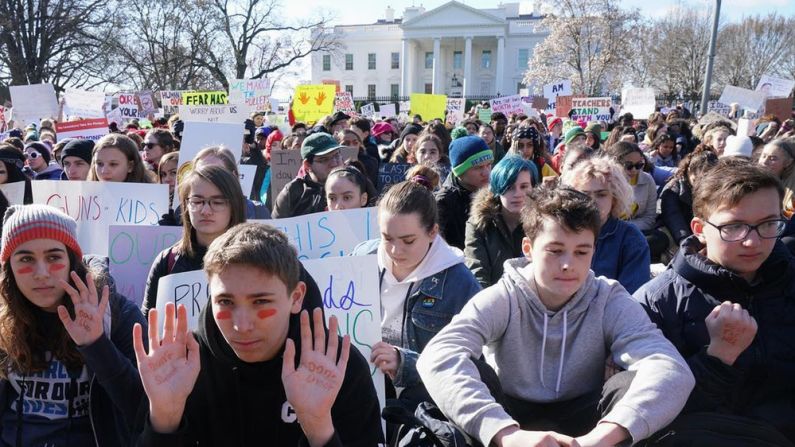 Estudiantes en Washington le dan la espalda a la Casa Blanca durante la protesta.