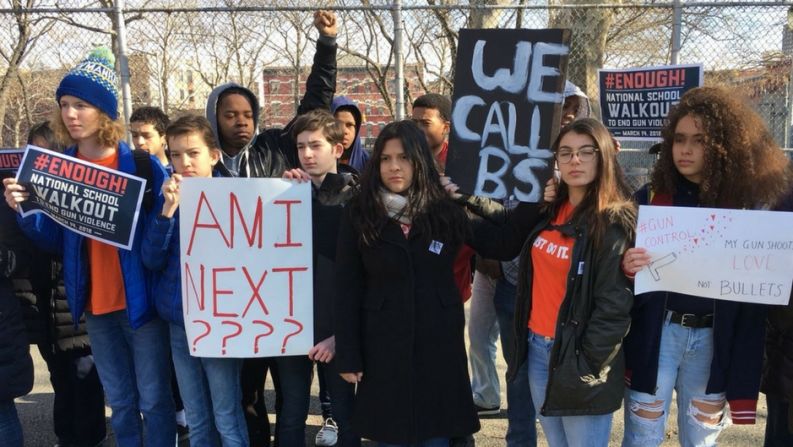 Los mensajes de los alumnos de Harlem iban dirigidos al Congreso de Estados Unidos, entidad a la que pidieron una legislación más restrictiva para el acceso a armas en el país.