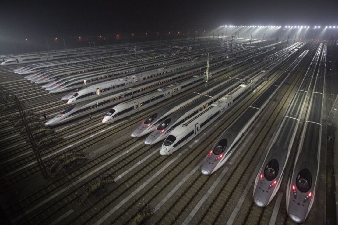 Cientos de trenes de alta velocidad esperan su salida en una base de mantenimiento el 20 de enero de 2018 en Wuhan, China.