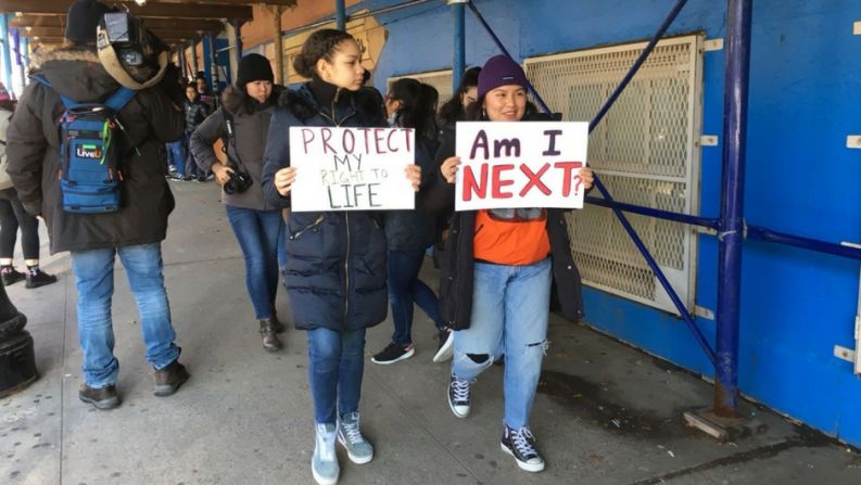 Los mensajes que portaban los estudiantes, en carteles hechos por ellos, pedían proteger sus vidas y también preguntaban: "¿soy yo el siguiente?".