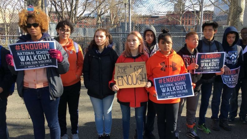 Alumnos del barrio de Harlem, en Nueva York, también se sumaron al paro nacional estudiantil.