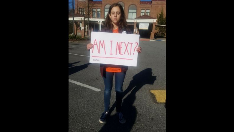 "¿Soy el siguiente?" fue uno de los mensajes más comunes en las distintas manifestaciones pacíficas que hubo en todo Estados Unidos este miércoles. Aquí, una alumna de la escuela Inman con un cartel con esa pregunta.