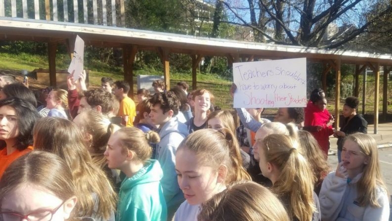 No todos los distritos escolares del estado de Georgia permitieron protestar a los alumnos. En lugar de ello, algunos les dejaron escribir cartas a sus representantes.