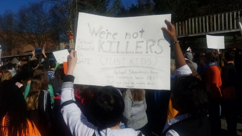 "No somos asesinos, (solo niños)", se leía en uno de los carteles en la escuela Inman Middle, de Atlanta.