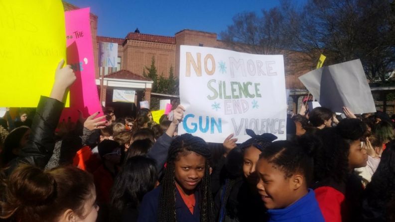 Alumnos de la escuela Inman Middle en Atlanta, también participaron en las manifestaciones que se dieron este miércoles en Estados Unidos.