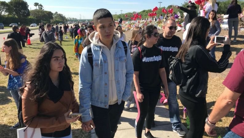 Los estudiantes de Parkland llegaron espontáneamente al Pine Trail Park, donde se ubica un altar en homenaje a sus compañeros fallecidos.