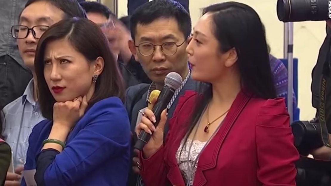 La periodista Liang Xiangyi mira a la periodista Zhang Huijun durante una conferencia de prensa del Parlamento Chino. El momento fue censurado por las autoridades chinas.