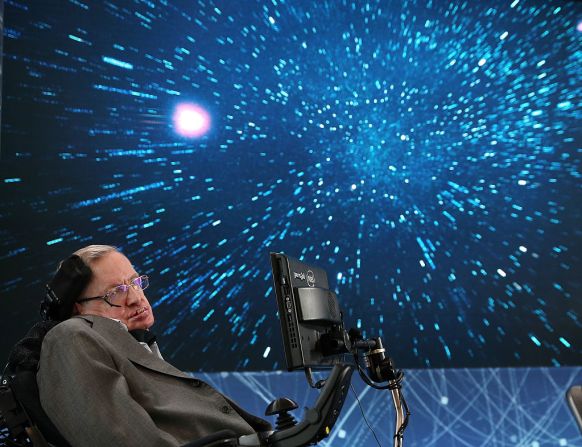 Stephen Hawking: el famoso científico y físico teórico británico murió el 14 de marzo de 2018 a los 76 años. Hawking, quien sobrellevó una dura enfermedad, publicó libros tremendamente populares que exploran los misterios del universo.