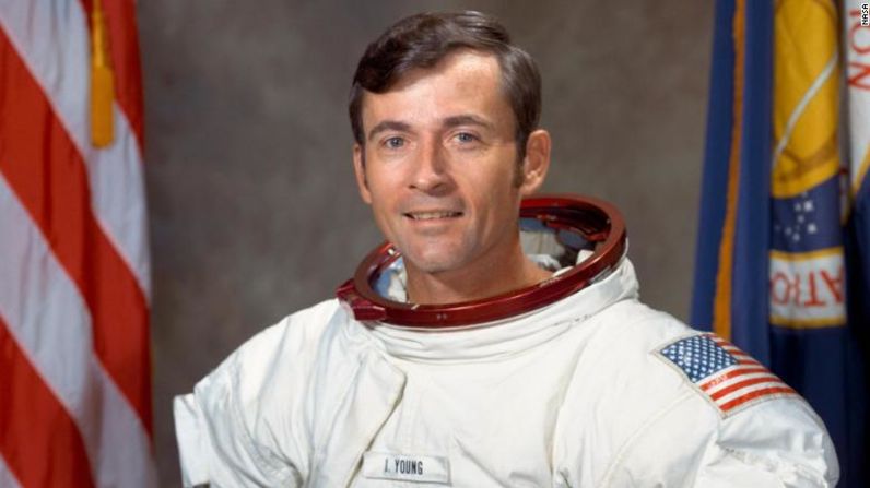 John Young: pionero de la NASA y uno de los astronautas que pisó la luna, Young murió por complicaciones de una neumonía el pasado 5 de enero a sus 87 años. Realizó seis viajes al espacio, entre ellos uno que incluyó una caminata lunar.