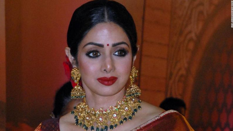 La veterana actriz de Bollywood Sridevi fue hallada muerta en la bañera de un cuarto de hotel el 24 de febrero. La policía de Emiratos Árabes Unidos descartó un hecho intencional, y el informe forense dice que la mujer de 54 años falleció de "ahogamiento accidental tras pérdida de conciencia".