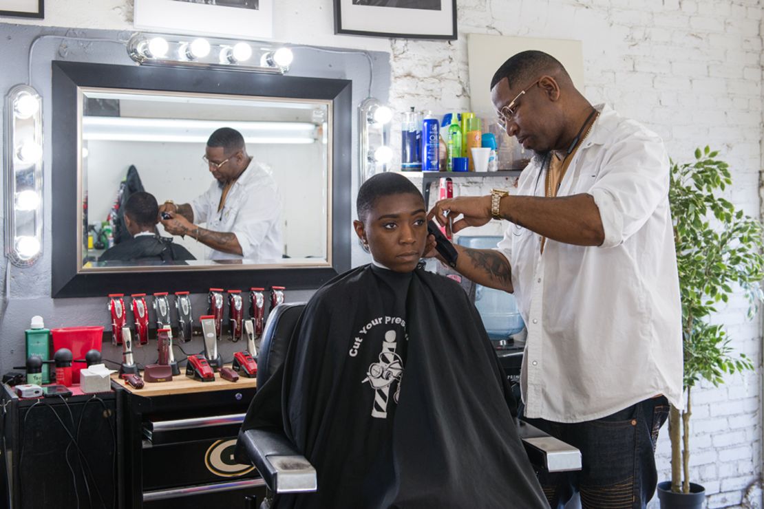 Corey Thomas le corta el pelo a un cliente en la barbería A New You, en Inglewood, California, el 9 de marzo de 2018.