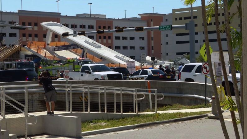 "Escuchamos un fuerte ruido detrás de nosotros... y miramos hacia atrás y el puente se colapsó por completo", dijo Isabella Carrasco, una estudiante de la Universidad de Miami. Ella había acabado de pasar debajo del puente antes de que este de derrumbara.