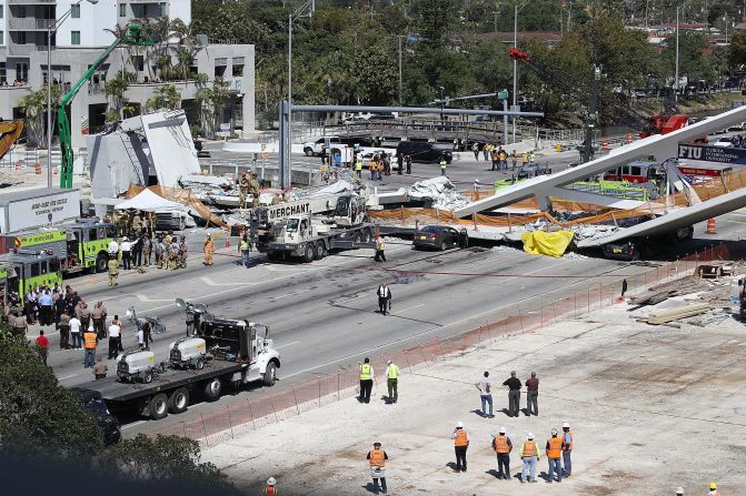 Un puente peatonal colapsó este jueves en la Universidad Internacional de la Florida (FIU), en Miami, Florida. La estructura pesaba unas 950 toneladas.