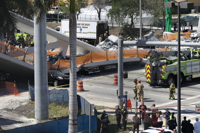 De acuerdo a primeros reportes, al menos ocho vehículos fueron aplastados por el puente. La construcción de la estructura costó 14,2 millones de dólares, de acuerdo con una hoja informativa publicada en el sitio web de la FIU.
