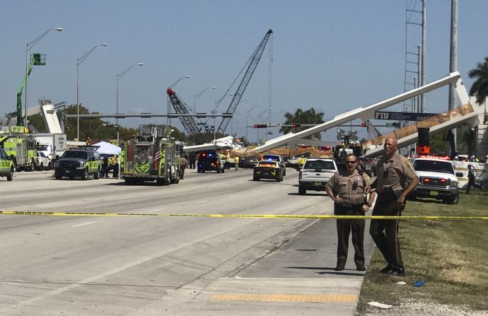 Agentes policiales bloquearon carreteras aledañas al puente peatonal, cuya función era conectar a la Universidad Internacional de Florida con un área de viviendas para estudiantes. El colpaso aplastó varios automóviles. El puente había sido inaugurado hace menos de una semana.