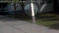 Video muestra a policía de la escuela de Parkland afuera durante el tiroteo