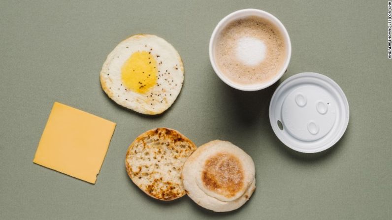 Dunkin’ Donuts no tiene grasas animales, y puedes completar el menú con más proteína si añades un muffin inglés de huevo y queso y leche de almendras.