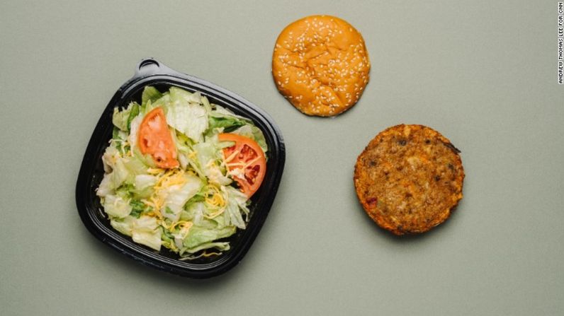 Burger King ofrece la hamburguesa vegetariana Morningstar con lechuga, tomates, cebolla, pepinillos, ketchup y mayonesa. Pero los condimentos tienen altas cantidades de sodio. Una ensalada verde es buena, pero quita los crutones y otros añadidos, que tienen aún más sodio.