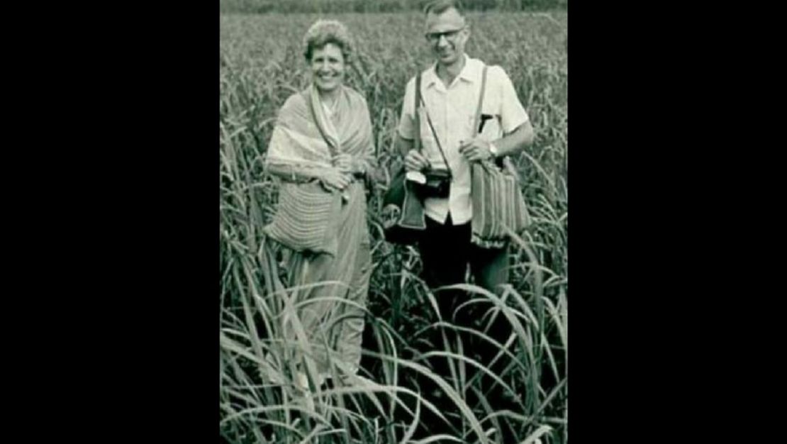 El doctor Charlie Emerick dirigió una clínica en Miraj, India, en los años 60. Francie fue la administradora. En la foto, el matrimonio posa en un campo de caña de azúcar en India.