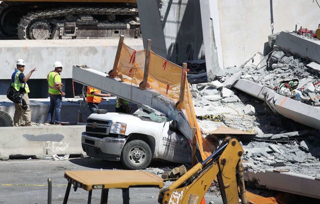 Continúan los trabajos para recuperar vehículos atrapados entre los escombros del puente caído en Miami.