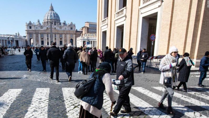 Una mujer ruega por una limosna en la Plaza de San Pedro, en el Vaticano. El papa eligió el nombre de Francisco en un tributo a San Francisco de Asís, un hombre italiano que dedicó su vida a los más pobres.