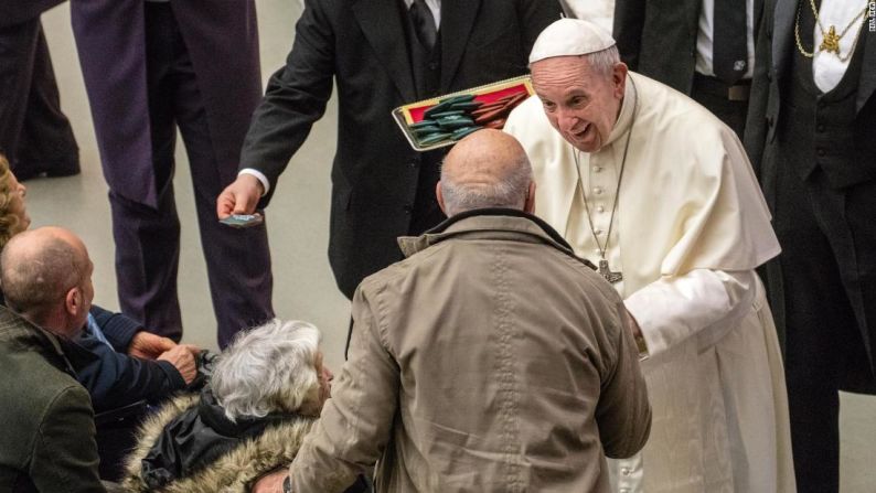 Ya es una tradición de todos los miércoles por la mañana: el papa Francisco bendice a familias de niños enfermos, recién casados y otros peregrinos en el Vaticano.