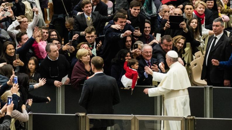 El papa Francisco sigue siendo muy popular entre los católicos, pero una encuesta reciente halló que los católicos estadounidenses están cada vez más sorprendidos por sus acciones.