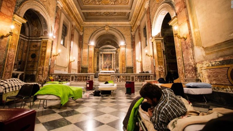 Inspirados en la devoción del papa Francisco por los pobres, la iglesia de Santa María, propiedad del Vaticano, ofrece camas a inmigrantes sin hogar bajo preciosos frescos de la época del Renacimiento.