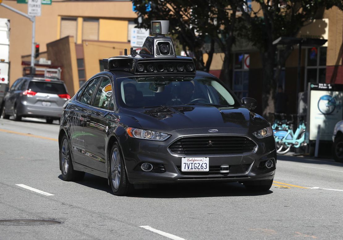 Foto de archivo. Uber hace pruebas con sus vehículos autónomos en varias ciudades de EE.UU.. En esta imagen aparece uno de sus modelos rodando por las calles de San Francisco, California, el 28 de marzo de 2017.