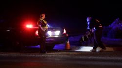 Policía en la escena de la explosión en un FedEx cercano a San Antonio, Texas.