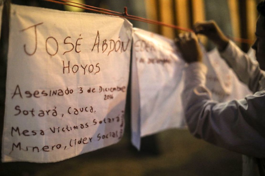 Imagen de archivo. En esta foto aparece un hombre colgando un cartel con los nombres de los líderes sociales asesinados en Colombia durante un tributo a ellos en Medellín el 31 de enero de 2018.