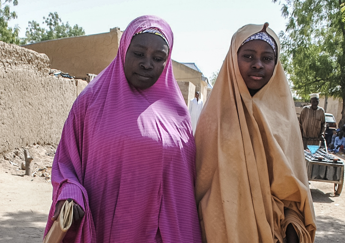 Una niña liberada por Boko Haram camina con su madre en Dapchi el 21 de marzo de 2018. Crédito: STRINGER/AFP/Getty Images