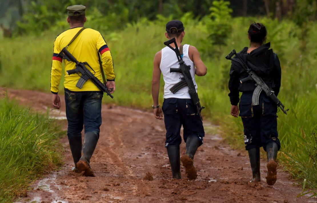 En esta foto aparecen disidentes del Frente Primero de las FARC patrullando la jungla junto al río Inírida en el departamento de Guaviare, en el suroriente de Colombia, el 26 de septiembre de 2017. Las disidencias de las FARC han creado nuevos grupos armados dedicados al narcotráfico y se han ubicado al sur del país principalmente.