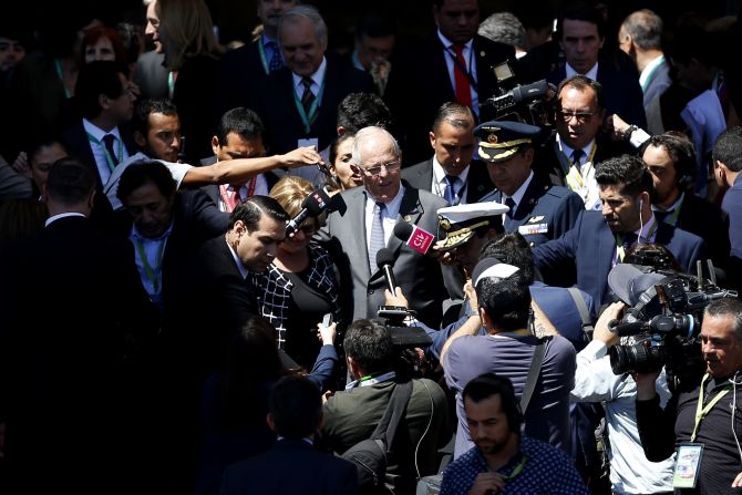 - 2018. Perú. El presidente Pedro Pablo Kuczynski presentó en marzo de 2018 su renuncia luego de que la fuerza opositora denunciara al Gobierno por un supuesto intento de comprar el voto de un legislador.