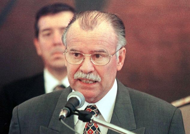 - 1999. Paraguay. El presidente Raúl Cubas renuncia después de un largo conflicto legislativo y judicial a raíz de su decisión de liberar y rehabilitar al general golpista Lino Oviedo. Su dimisión se produjo días después del asesinato del vicepresidente del país, Luis Maria Argana.