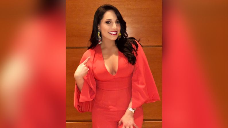 El color rojo de Braga Alexis de escote profundo color coral y los zarcillos de Guacamaya, ave suramericana de Cayena Online, dieron un toque muy venezolano a Alejandra.