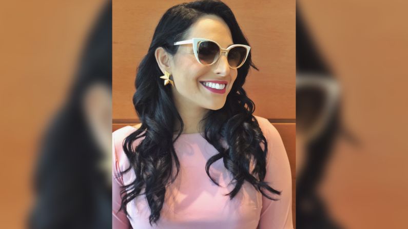 Alejandra es gran admiradora de los accesorios, como estos aretes de estrella dorada de la diseñadora mexicana Lía Marant, coordinada por Carolina Lomas.