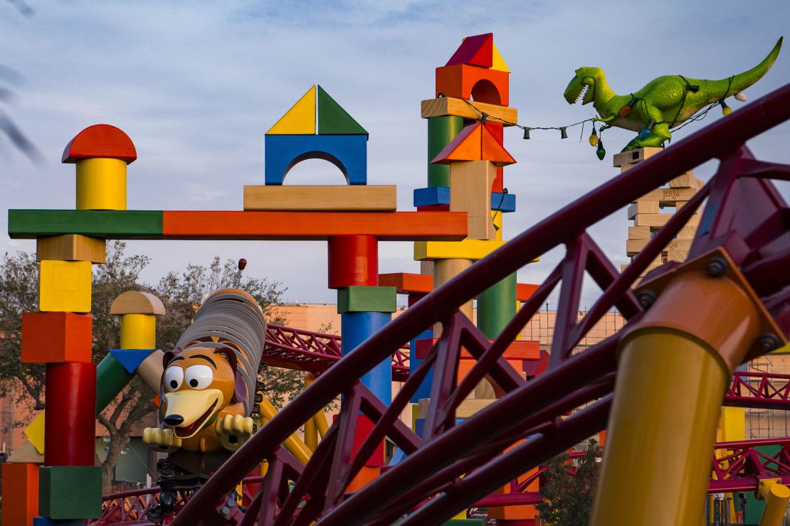 Woody, Buzz, Rex y el resto de los personajes de Toy Story, vivirán en este parque que abre sus puertas el 30 de junio de 2018.