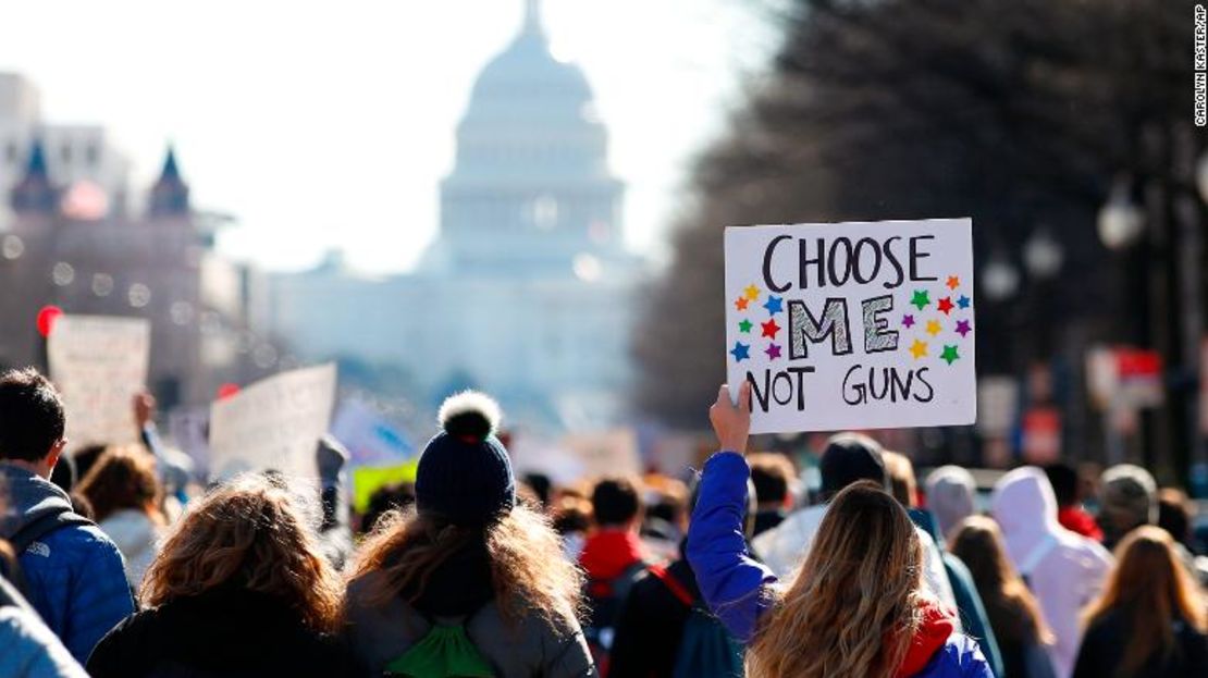 Después de una manifestación frente a la Casa Blanca, los estudiantes marchan por la avenida Pennsylvania hacia Capitol Hill el 14 de marzo.