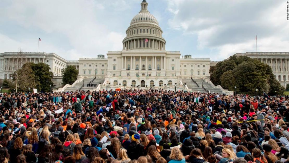 Estudiantes frente al capitolio en el paro nacional para pedir mayor control de armas tras el tiroteo de Parkland