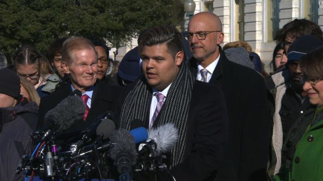 El estudiante de Parkland Demitri Hoth habla durante una conferencia de prensa este viernes, mientras el senador Bill Nelson (izquierda) y el representante Ted Deutch (derecha) lo observan.