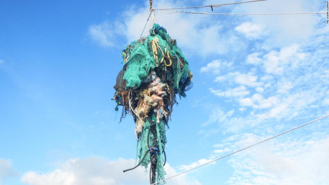 Las redes de pescar desechadas forman representan casi la mitad de la basura hallada la gran mancha de basura del Pacífico.