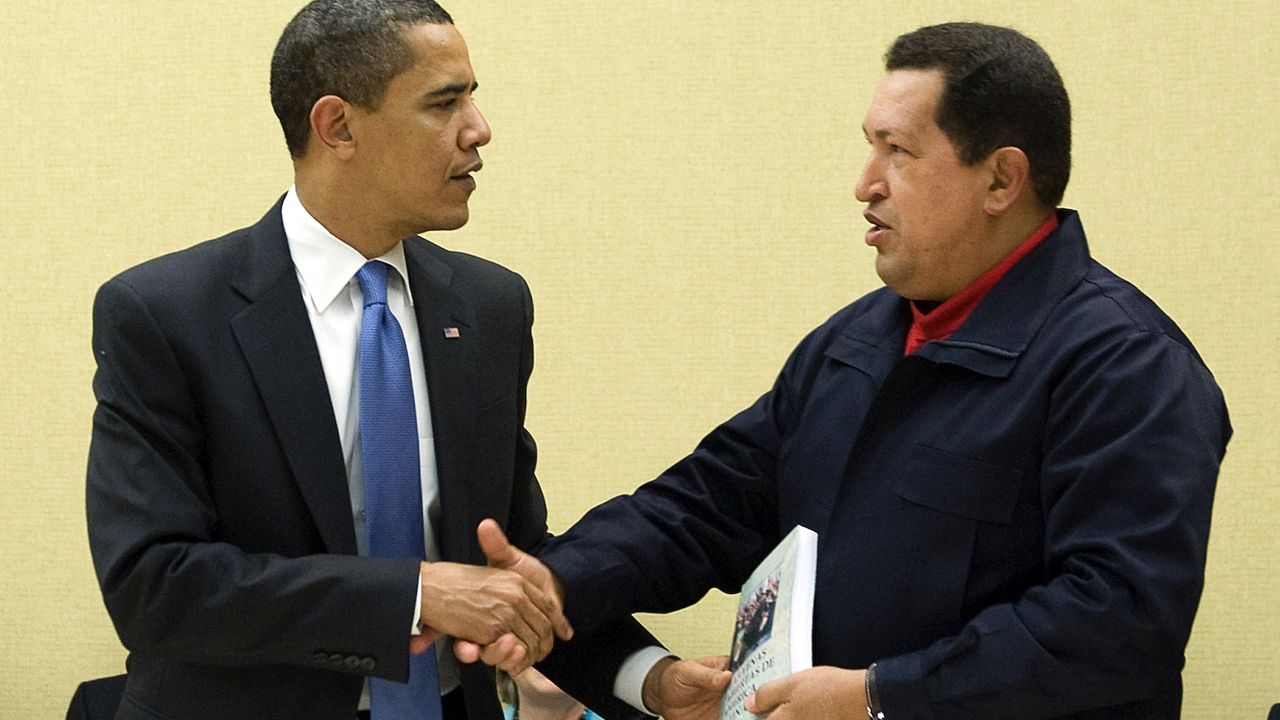 Venezuelan President Hugo Chavez (R) gives a book, 'The Open Veins of Latin America' of Uruguayan writer Eduardo Galeano to US President Barack Obama (L) during a multilateral meeting to begin during the Summit of the Americas at the Hyatt Regency in Port of Spain, Trinidad April 18, 2009.                   AFP  PHOTO/Jim WATSON