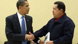 Venezuelan President Hugo Chavez (R) gives a book, 'The Open Veins of Latin America' of Uruguayan writer Eduardo Galeano to US President Barack Obama (L) during a multilateral meeting to begin during the Summit of the Americas at the Hyatt Regency in Port of Spain, Trinidad April 18, 2009.                   AFP  PHOTO/Jim WATSON