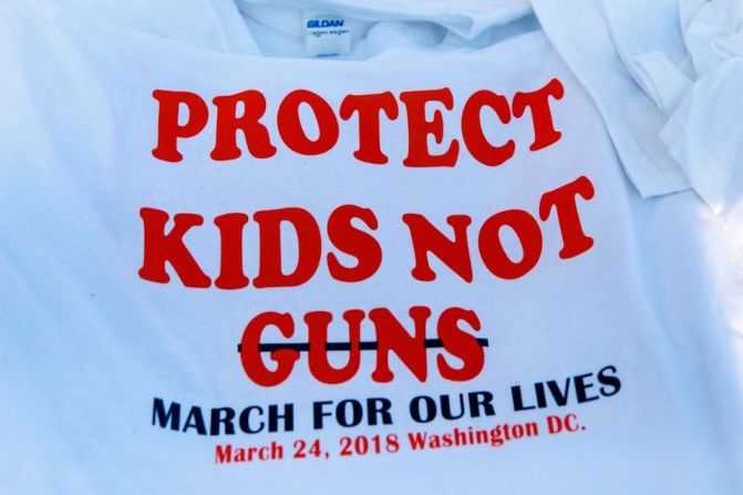 "Protejan a los niños, no las armas", el mensaje en una camiseta momentos antes del inicio de la Marcha por Nuestras Vidas en Washington.