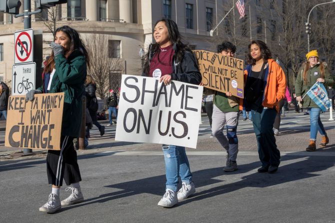 "Vergüenza de nosotros/Estados Unidos". Cartel con juego de palabras visto entre las primeras manifestantes en la Marcha por Nuestras Vidas, en Washington.