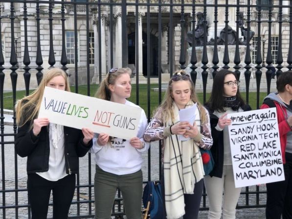 Manifestantes frente al ayuntamiento de Belfast, Irlanda del Norte, muestran su apoyo a la Marcha por Nuestras Vidas.