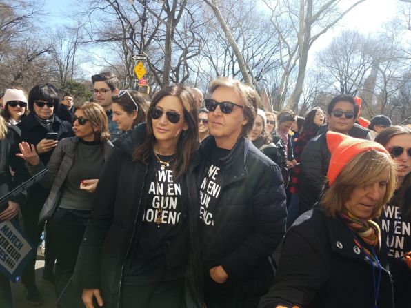 Diversas personalidades han mostrado su apoyo a los estudiantes en la Marcha por Nuestras Vidas. En la imagen, Paul Mccartney en la concentración de Nueva York.