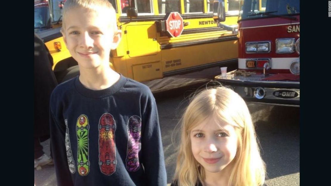 Lauren, cuando tenía seis años, y su hermano Dalton, fueron fotografiados en el cuartel de bomberos donde fueron enviados después del tiroteo en la escuela. En ese momento no sabían que alguien había sido asesinado.